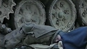 солдат, уснувший у танка